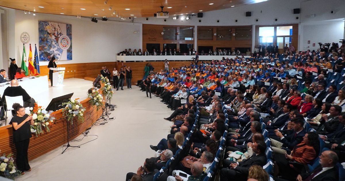 La rectora dando su discurso mientras se ve llena el Aula Magna de Jacobo del Barco