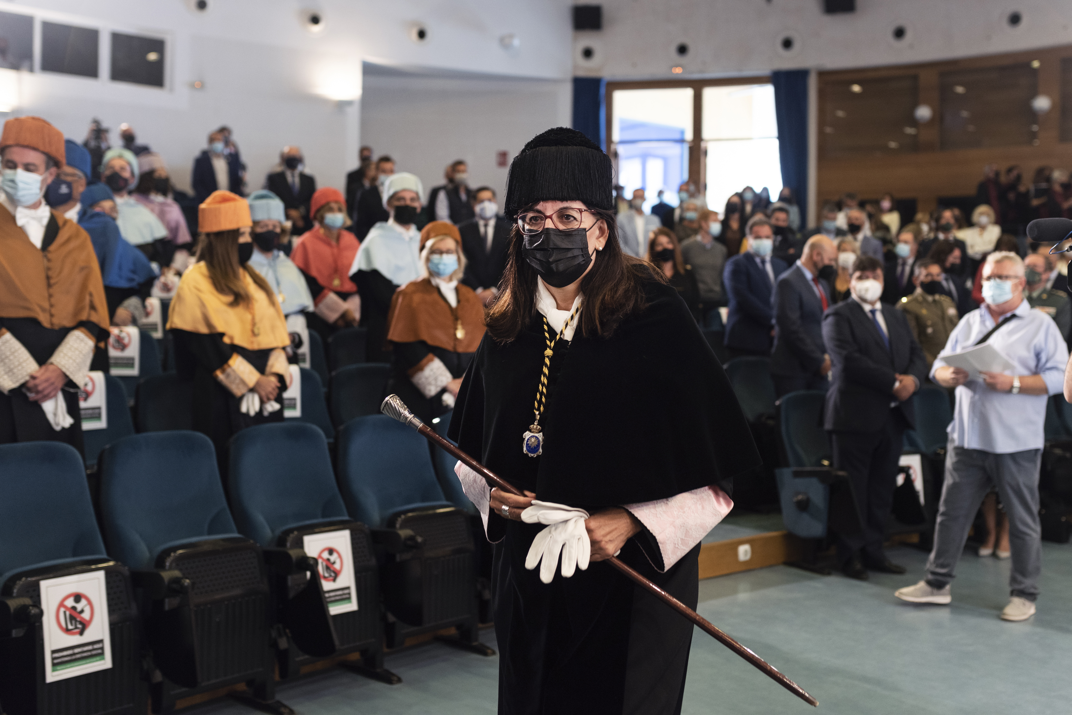 La Rectora en la comitiva académica