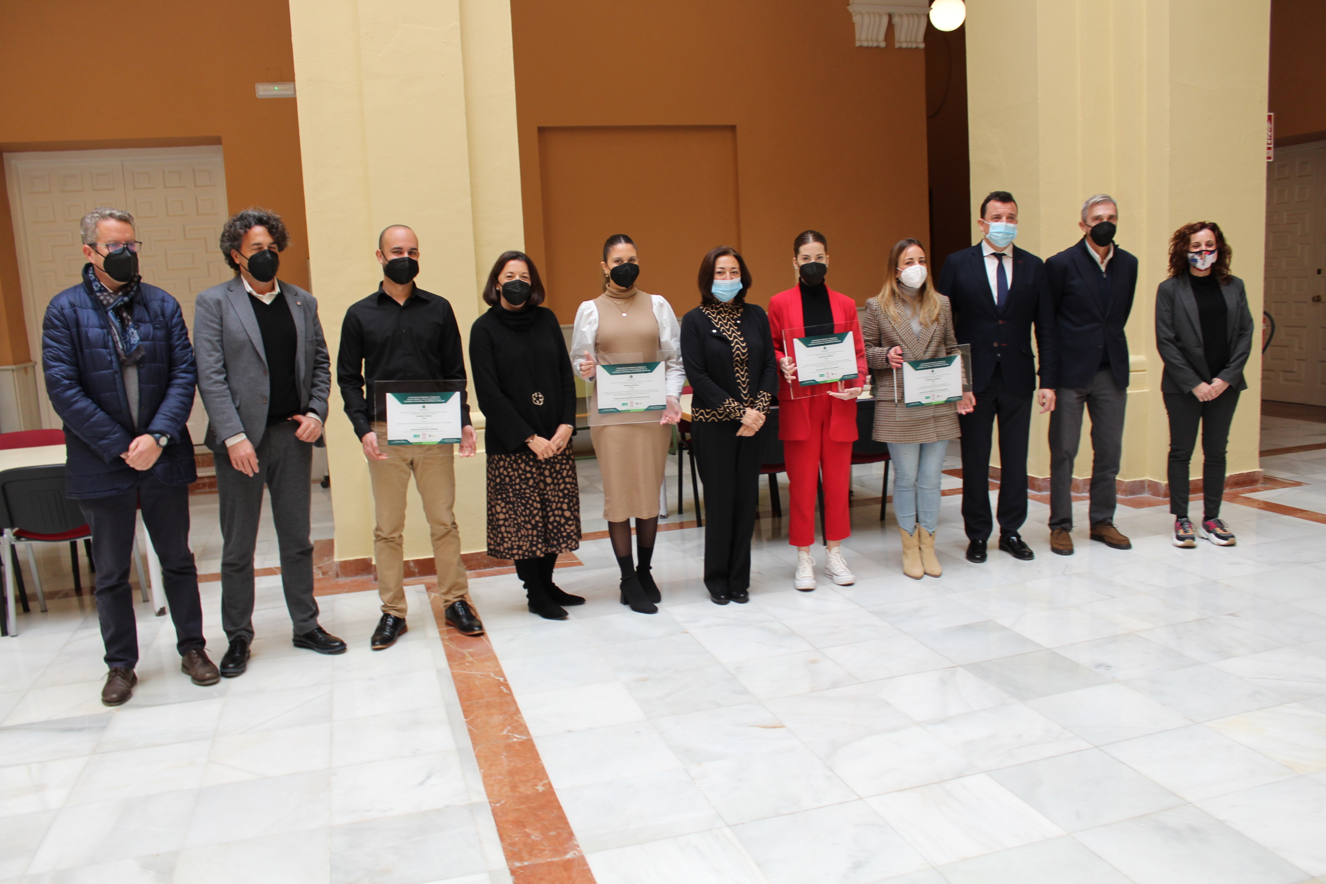 Estudiantes posan con miembros de la Cátedra 