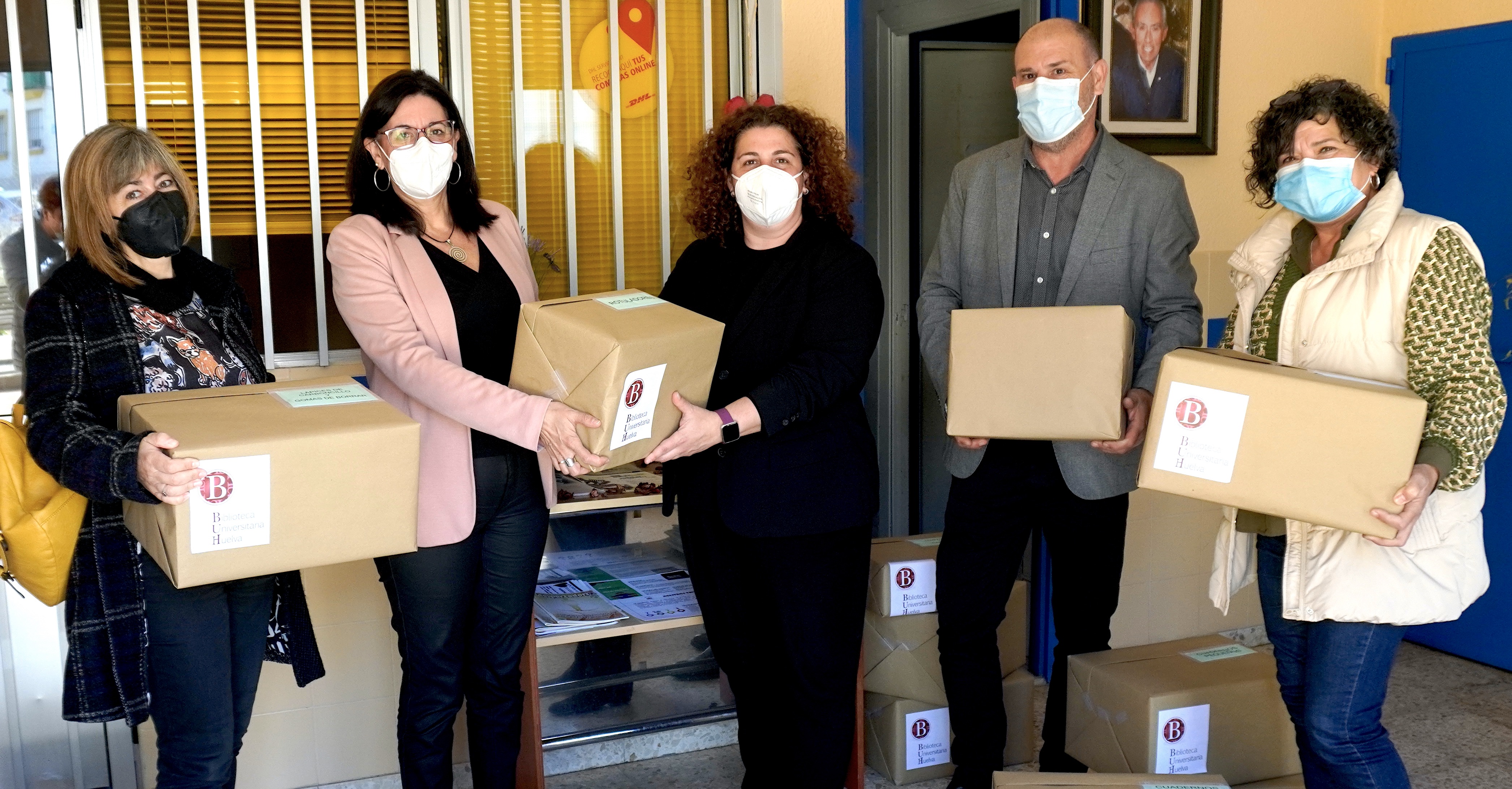 La rectora entrega los lápices solidarios