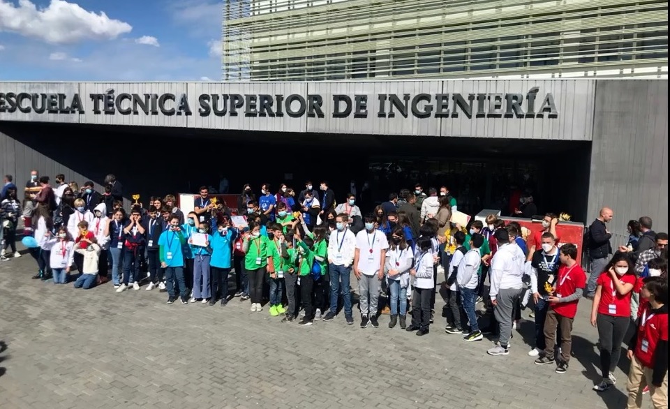 Imagen de la fachada de la ETSI con los participantes