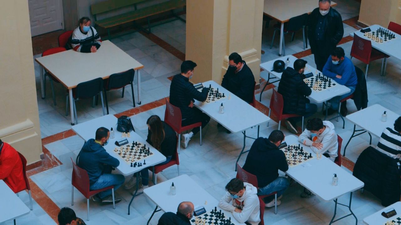 Fotografía de participantes jugando en el abierto