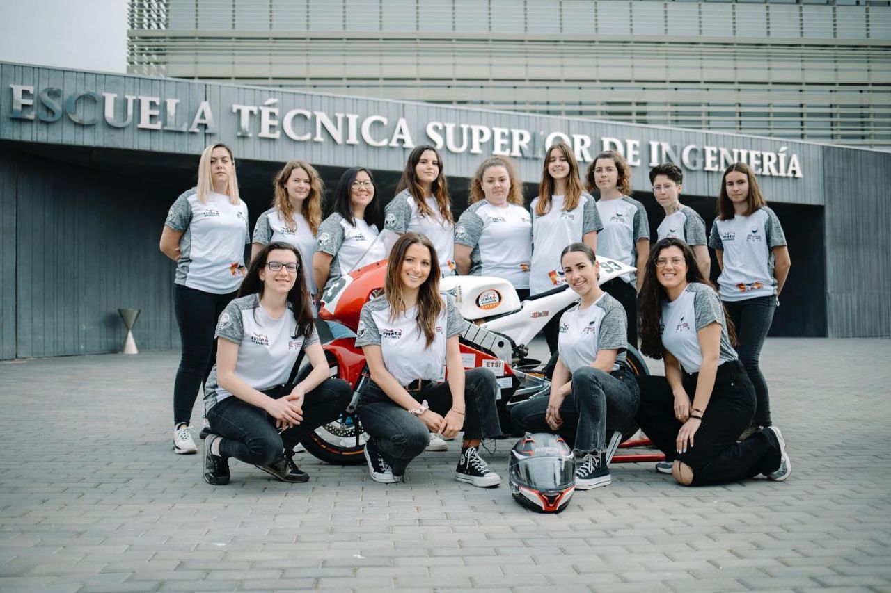 Intergrantes del equipo Motostudent en la puerta de la ETSI