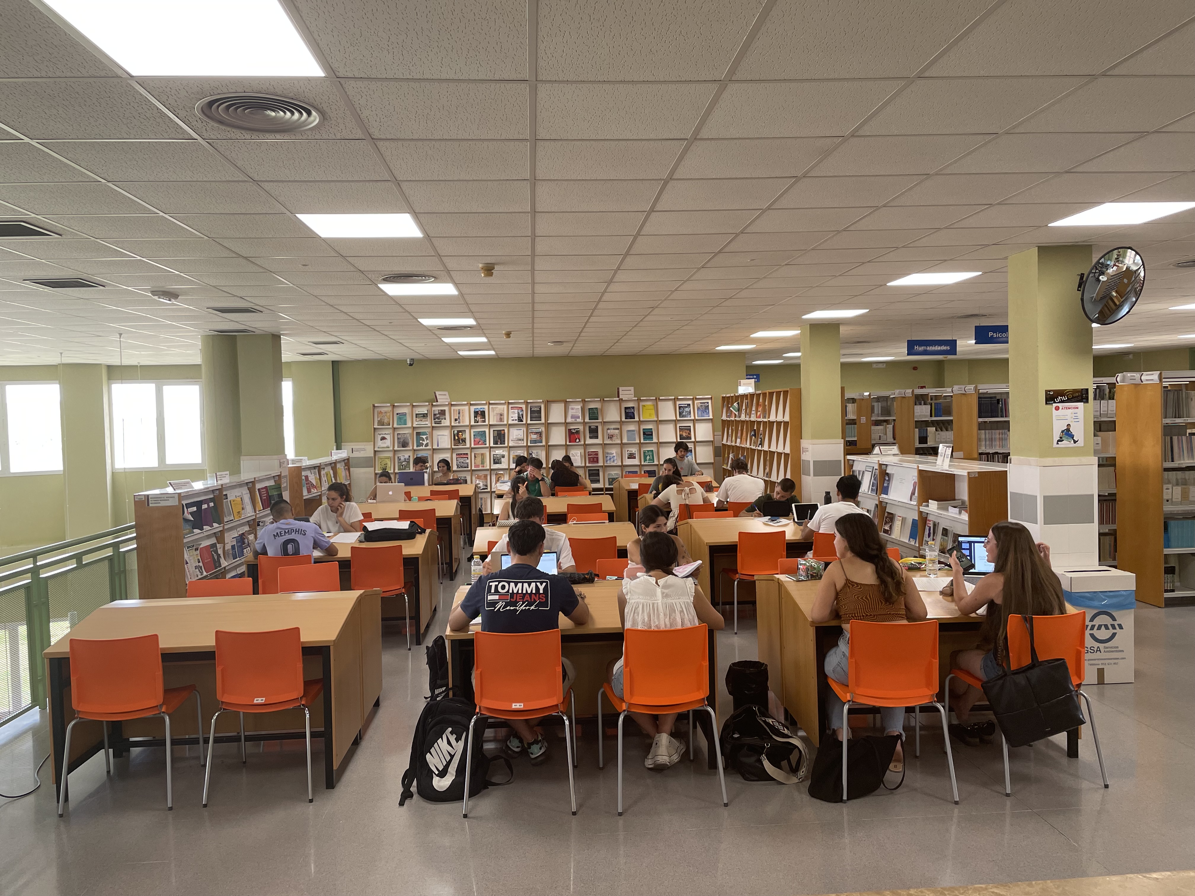 Estudiantes en la Biblioteca Central