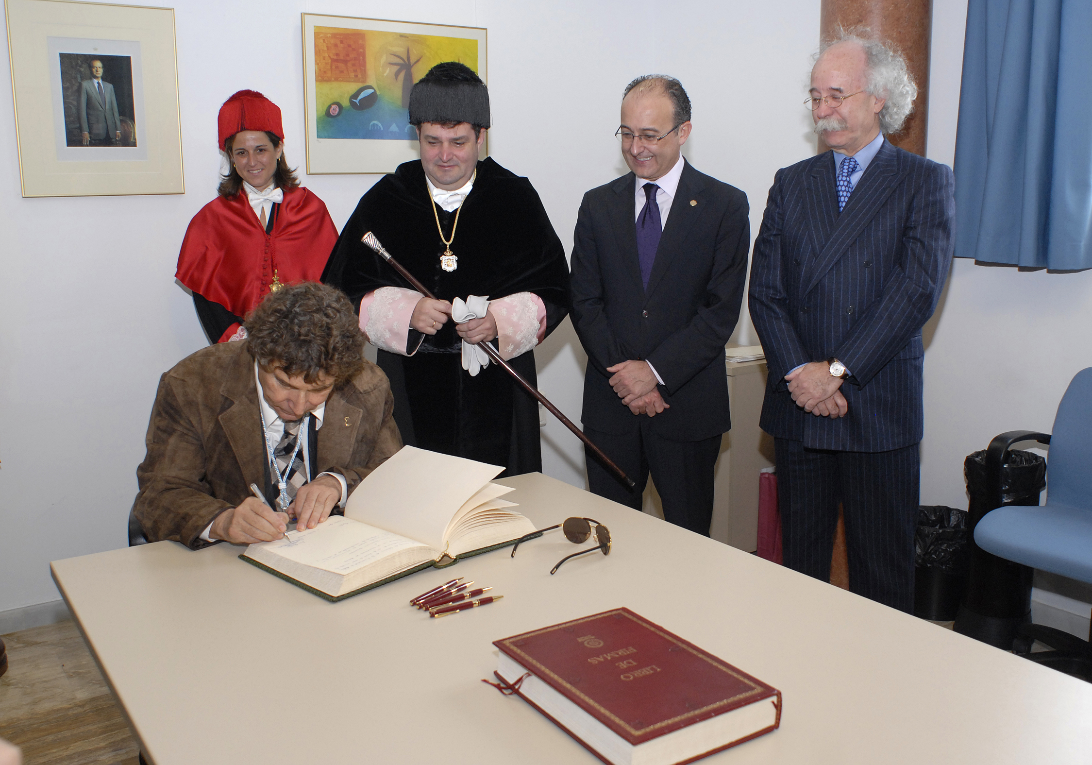 Jesus Quintero recibiendo la medalla UHU