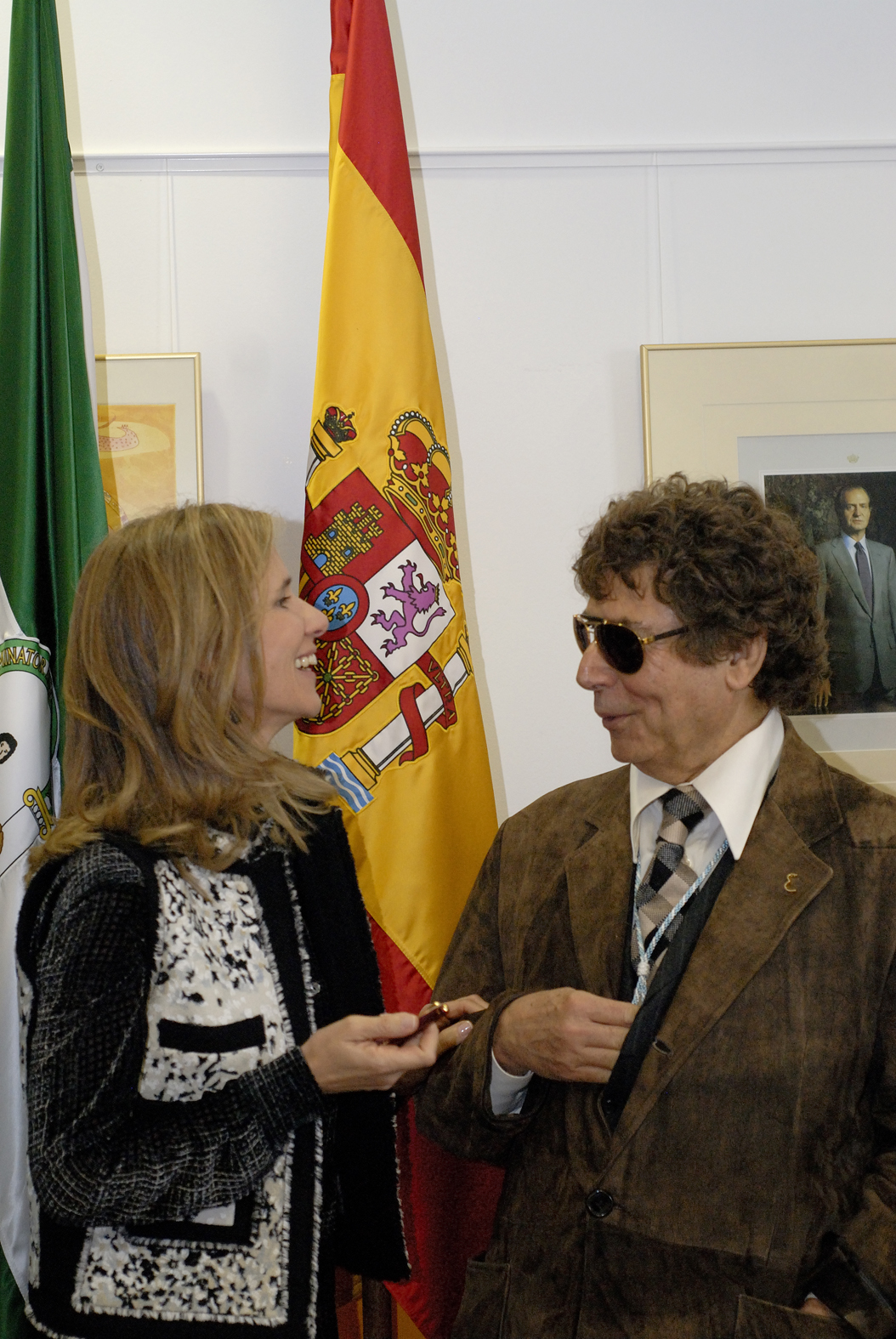 Jesus Quintero recibiendo la medalla UHU