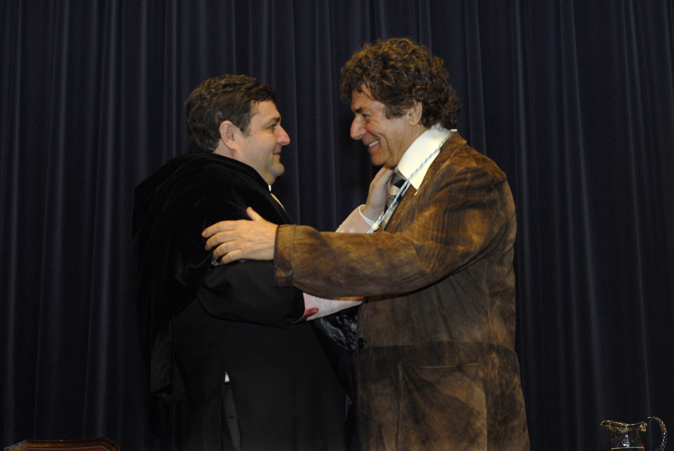 Jesus Quintero recibiendo la medalla UHU