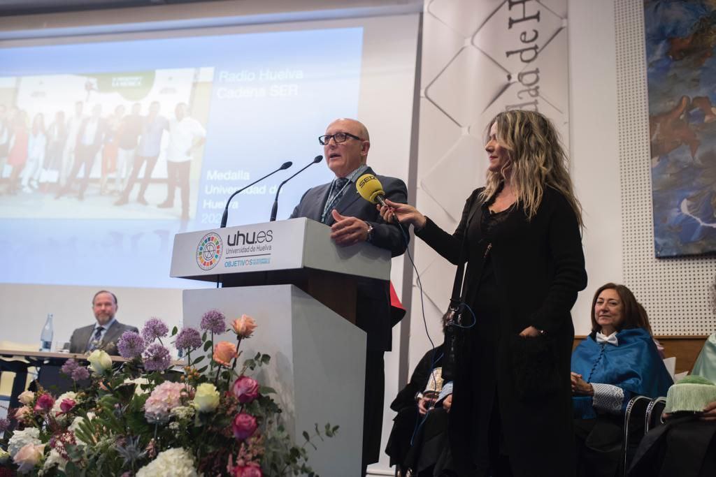 Entrega de la medalla a Radio Huelva Cadena Ser