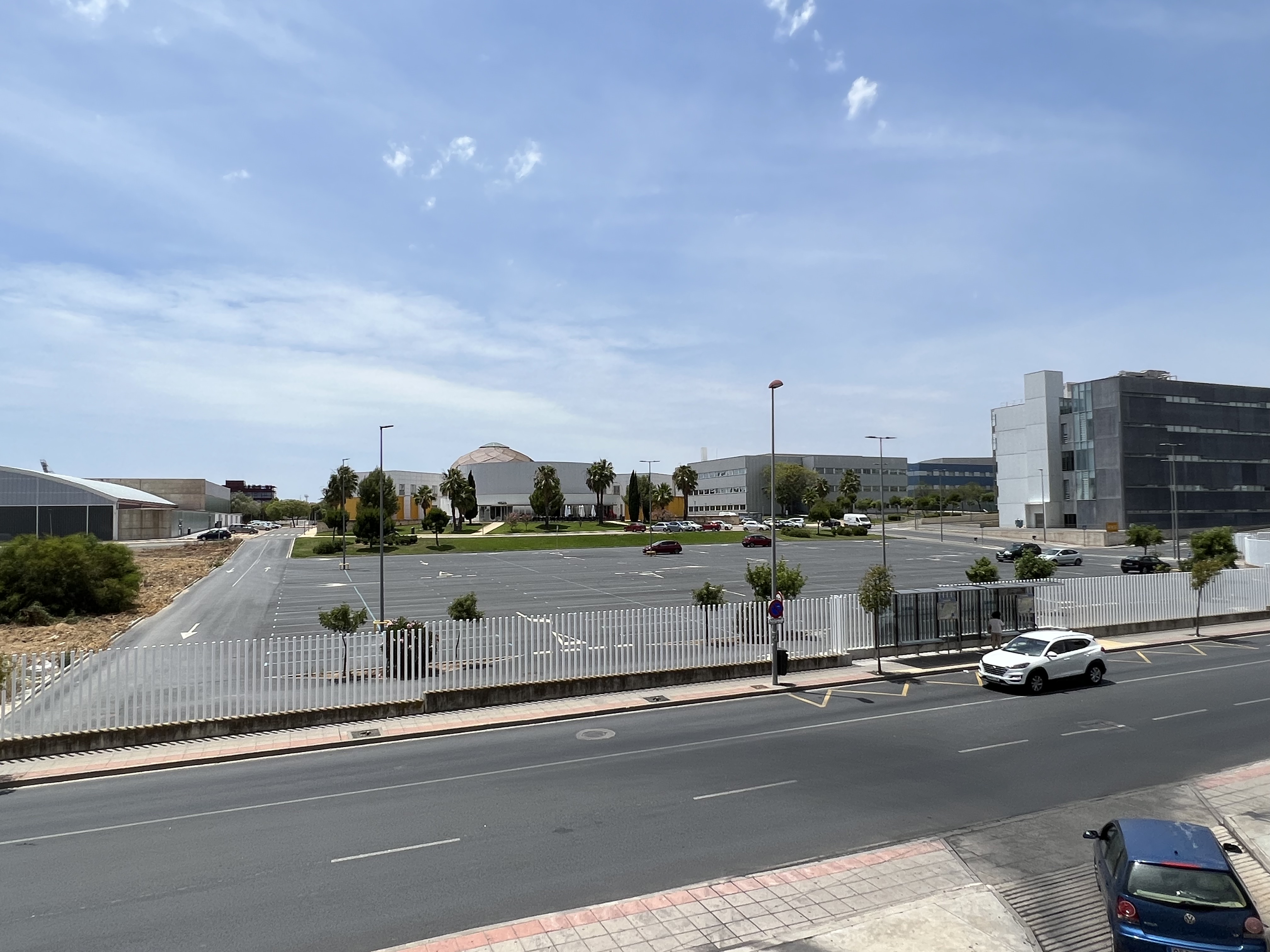 Marquesinas con placas fotovoltaicas campus El Carmen