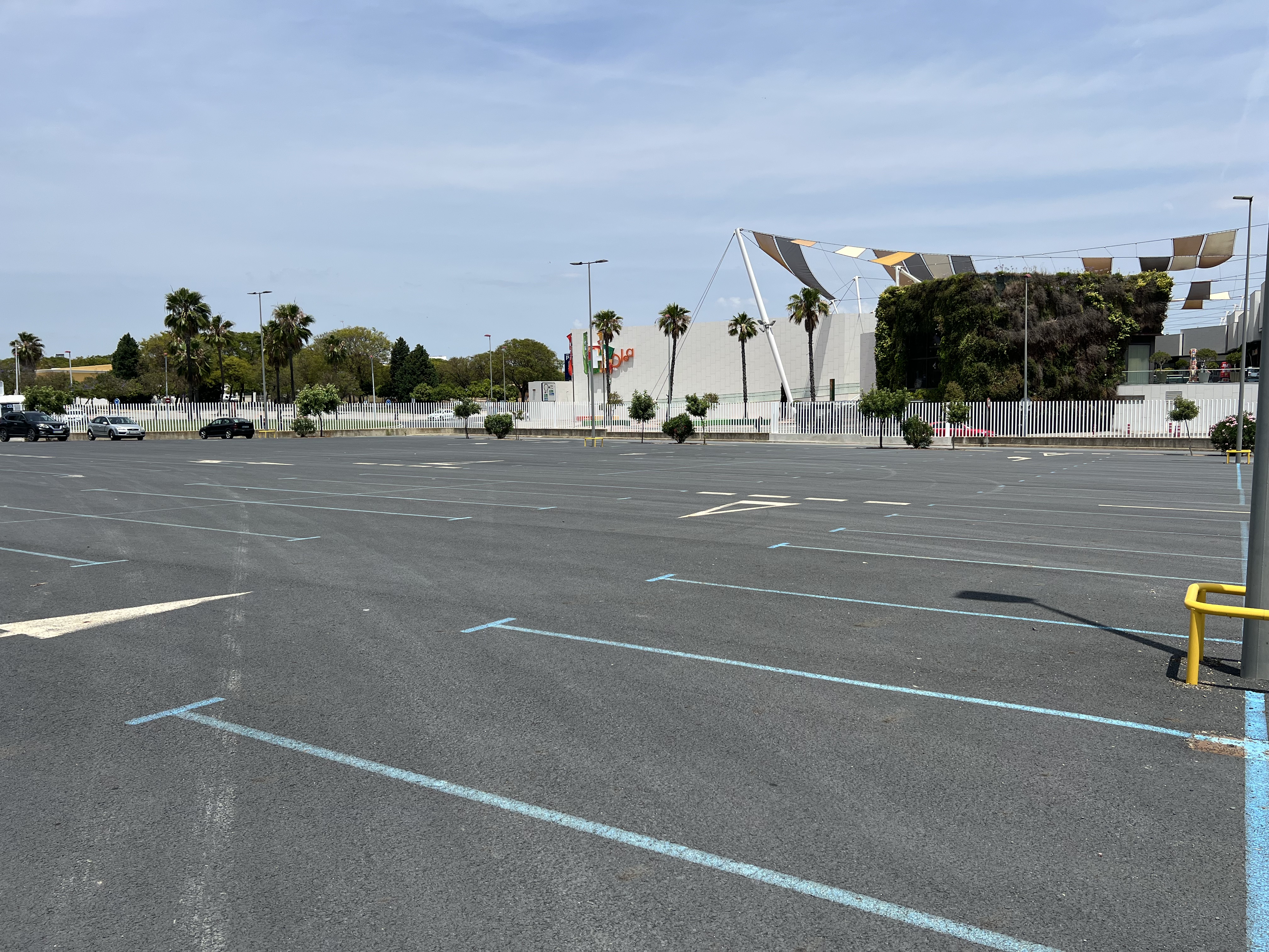 Marquesinas con placas fotovoltaicas campus El Carmen