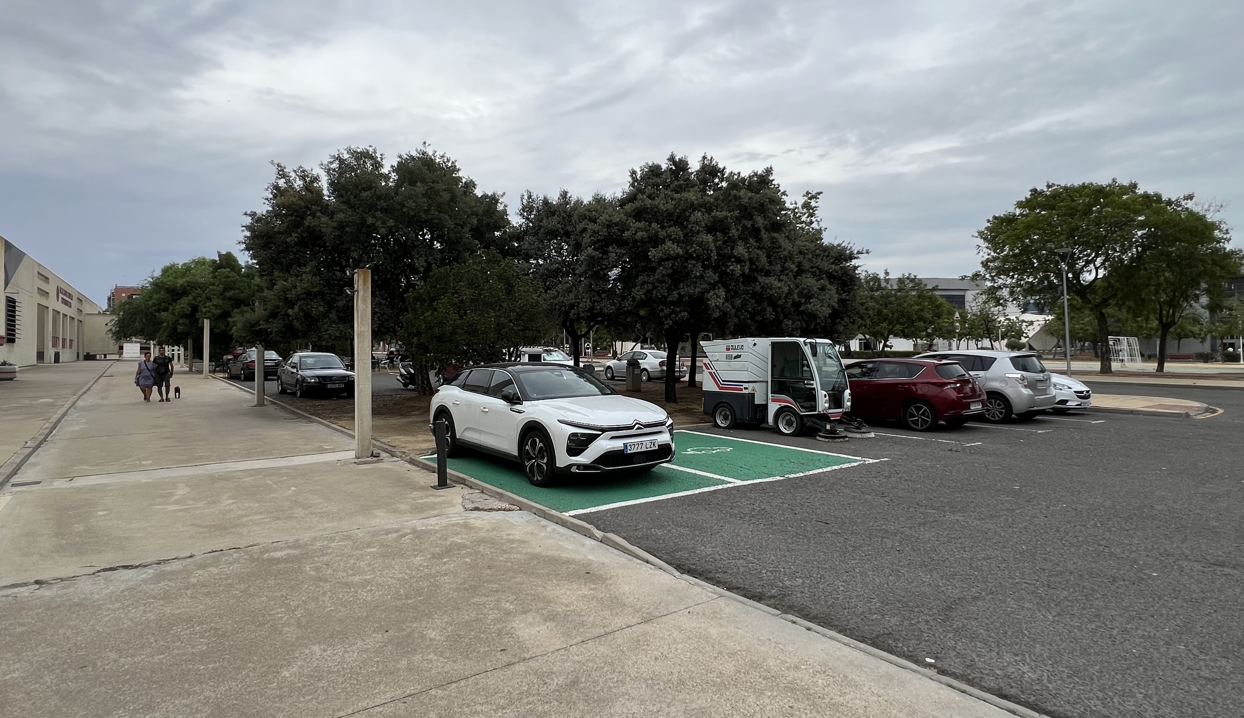 Marquesinas con placas fotovoltaicas campus El Carmen