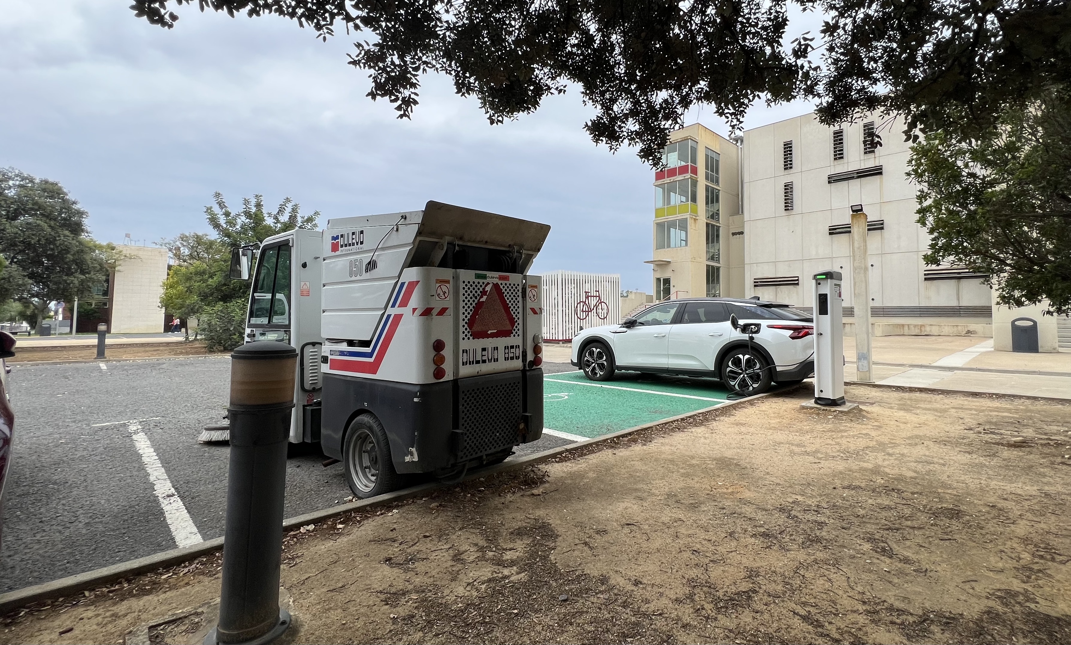 Marquesinas con placas fotovoltaicas campus El Carmen