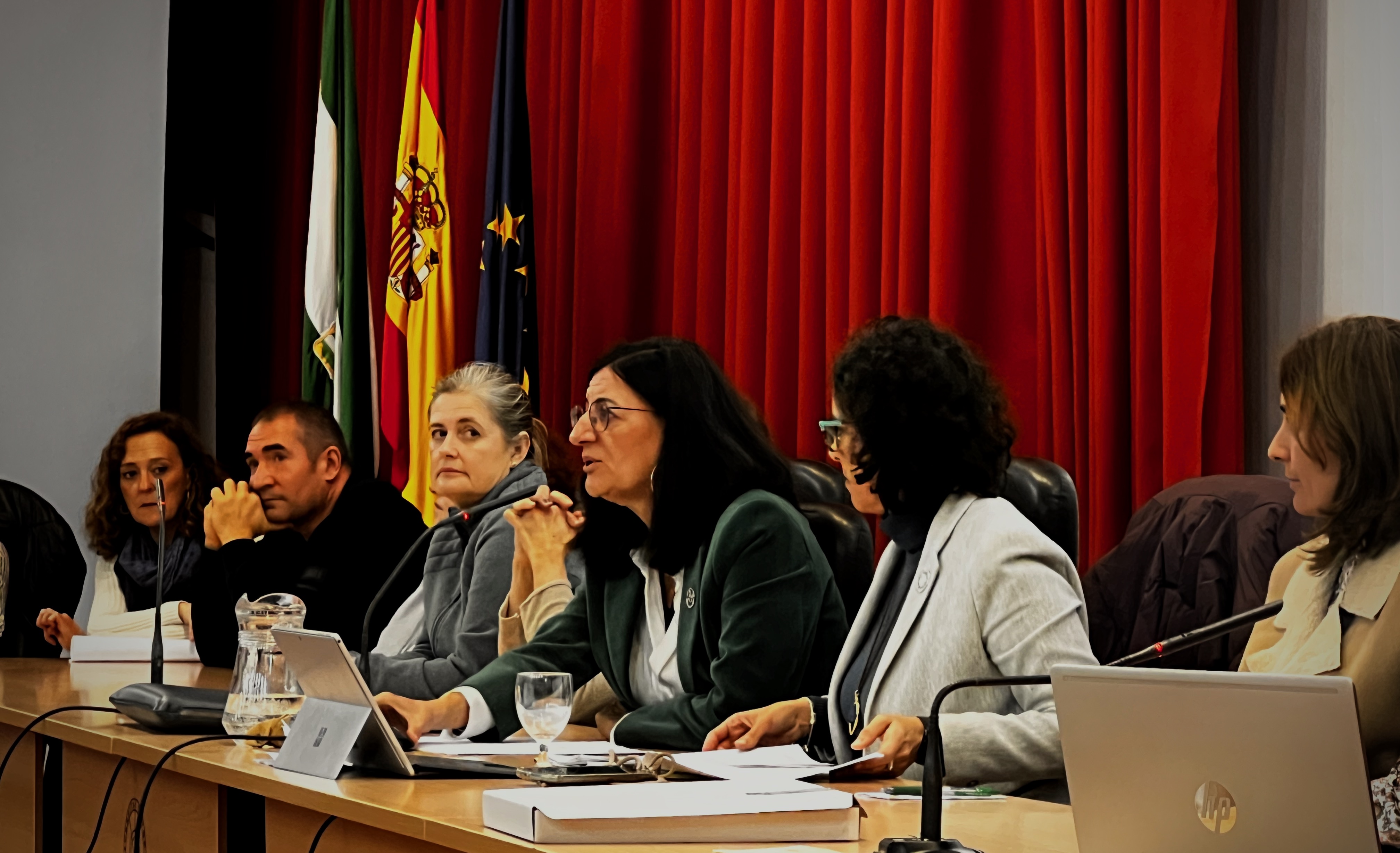 La rectora preside la mesa del claustro universitario