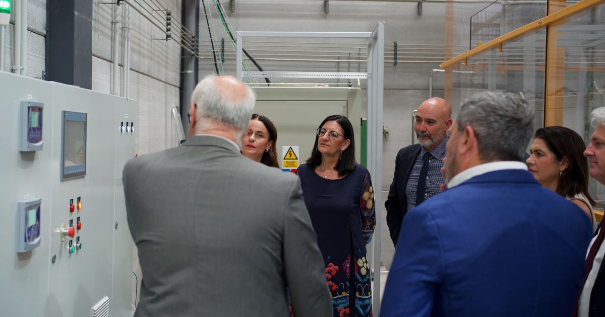 El consejero de Industria, Energía y Minas de la Junta de Andalucía visita las instalaciones de Ariema y la Universidad de Huelva para impulsar las tecnologías del hidrógeno verde