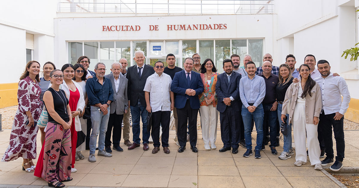 La UHU recibe un reconocimiento a la cooperación internacional en el Encuentro Hispano-Colombiano