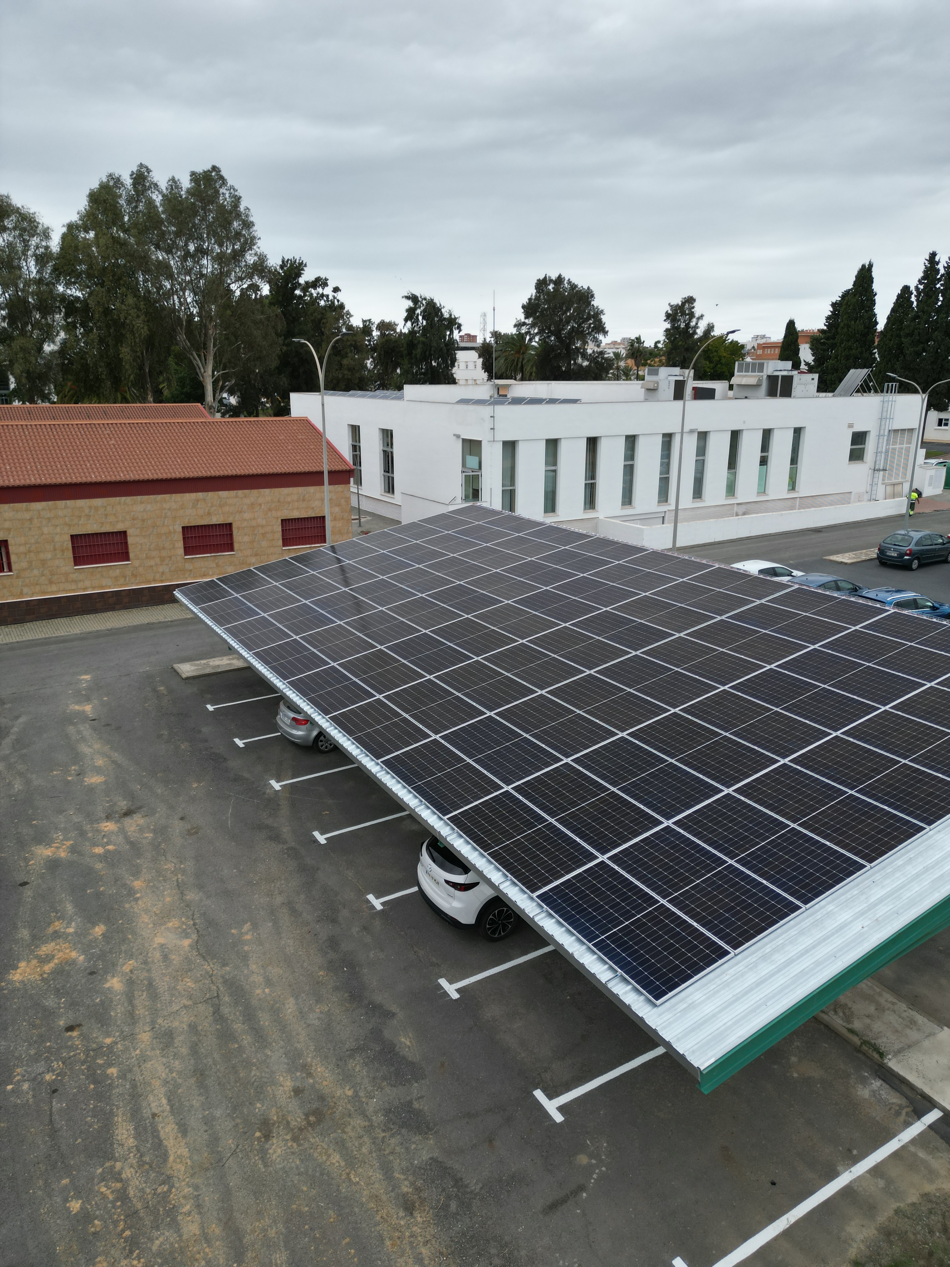 Las obras de las marquesinas fotovoltaicas del campus de El Carmen, en la última fase del proyecto