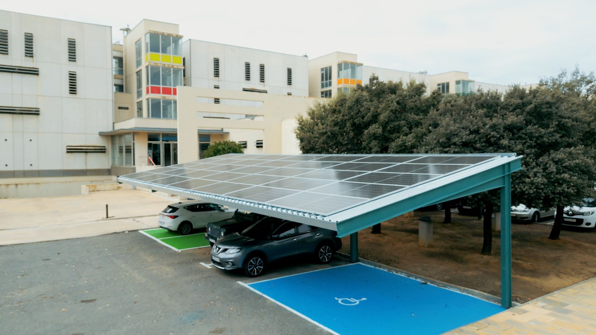 Las obras de las marquesinas fotovoltaicas del campus de El Carmen, en la última fase del proyecto