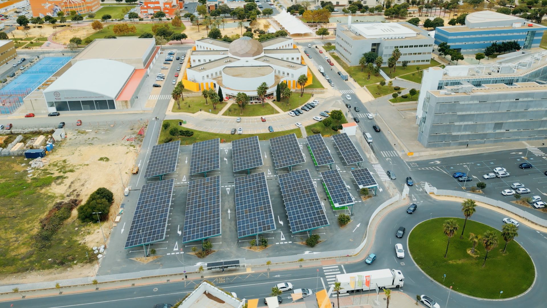 La UHU se autoabastece de energía limpia con la instalación de marquesinas fotovoltaicas