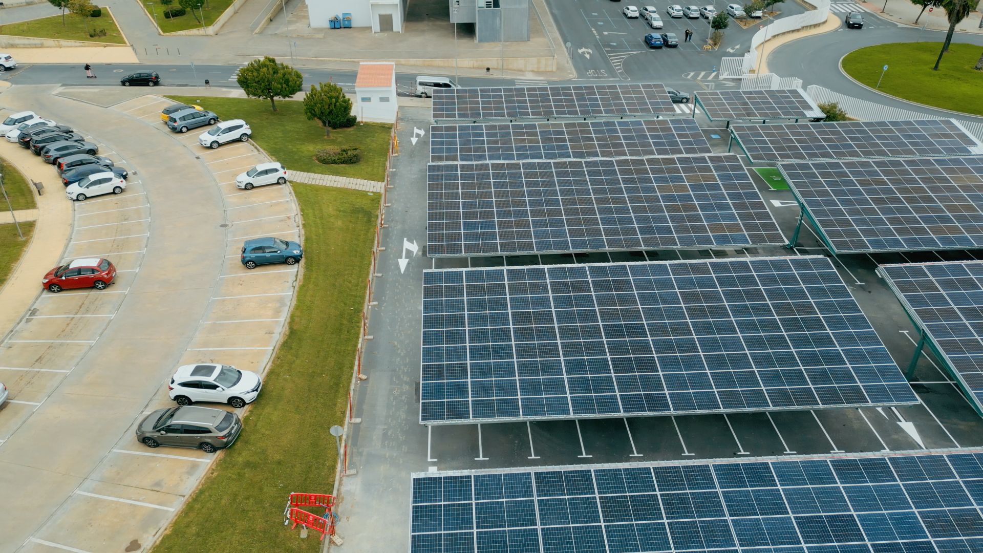 La UHU se autoabastece de energía limpia con la instalación de marquesinas fotovoltaicas