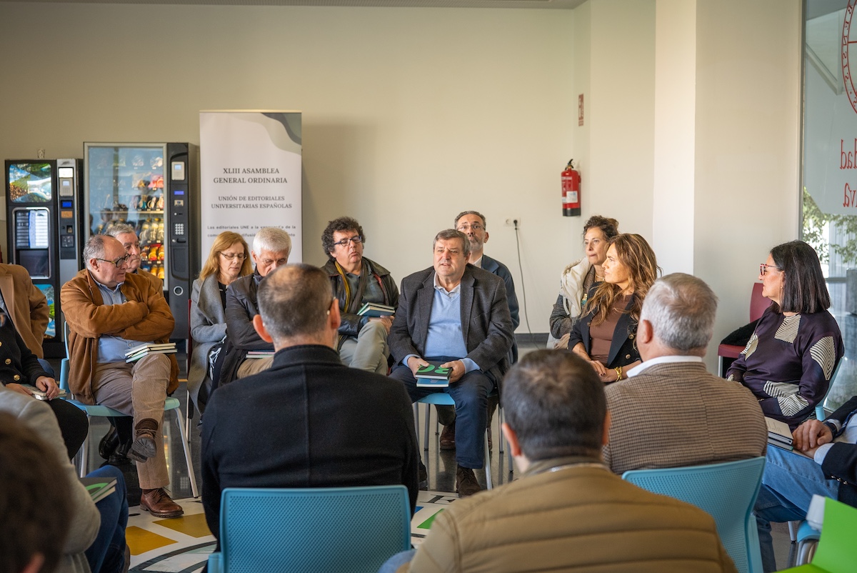 La Editorial de la UHU conmemora su 30º aniversario con la publicación de Treinta años de impresiones