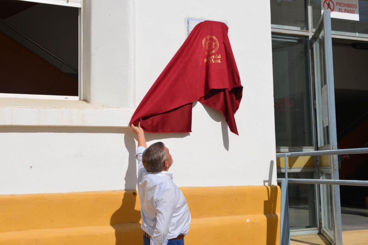 Descubierta la placa Facultad de Humanidades