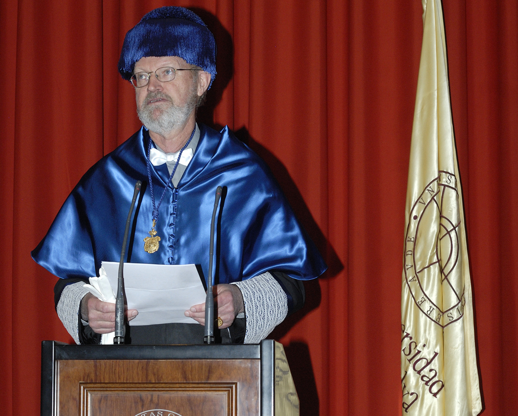 Robert Grubbs da su discurso como doctor Honoris Causa UHU.