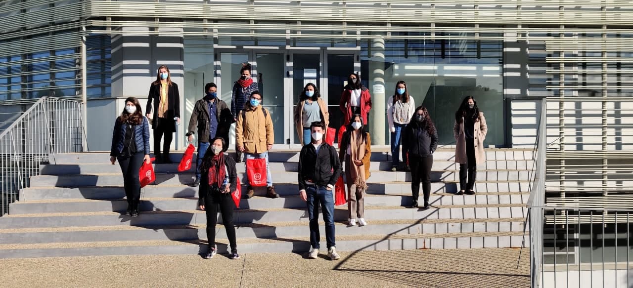 Estudiantesdel máster  posando en las escaleras de la ETSI