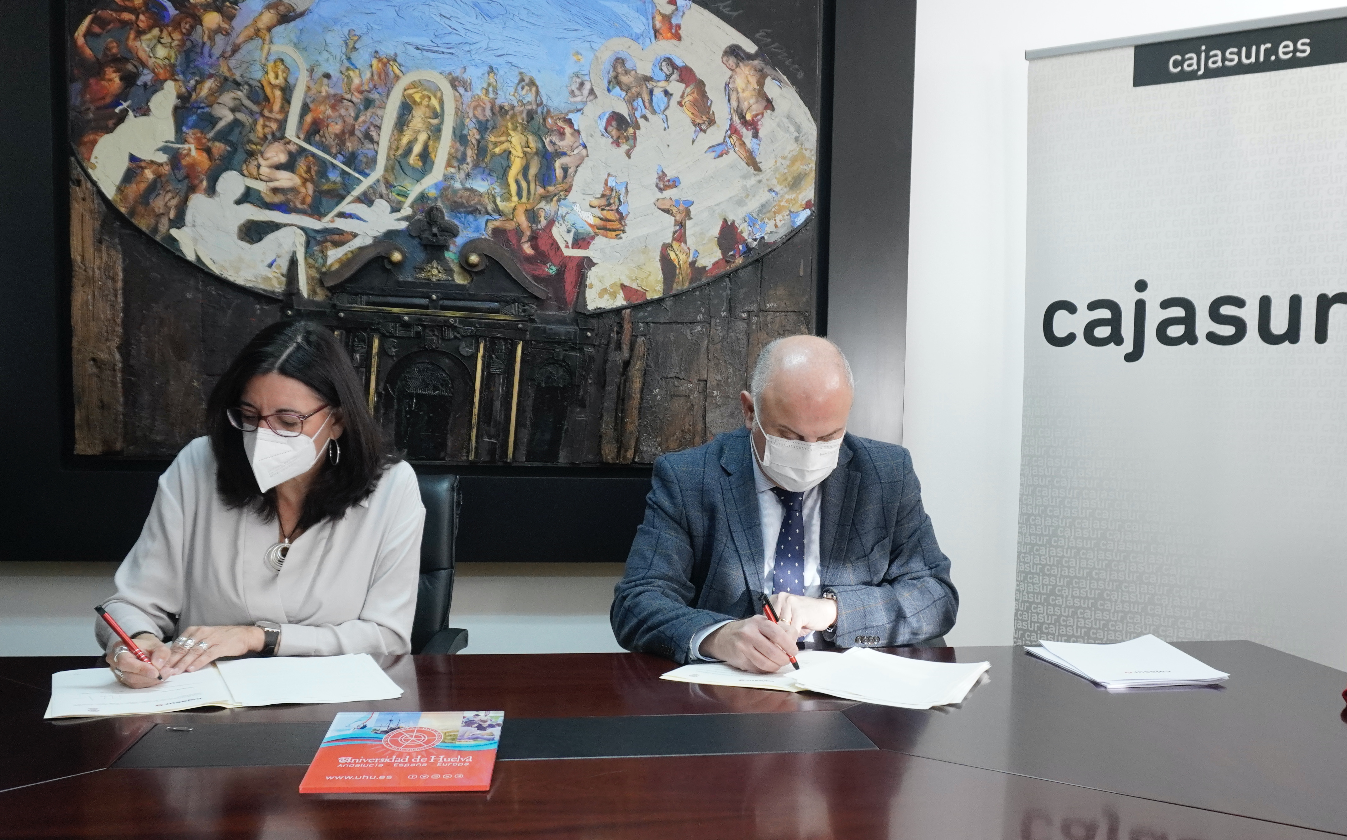 La rectora firma el convenio con Cajasur