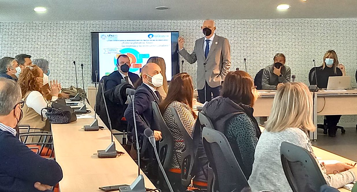 Agentes sociales debaten el futuro estratégico de la Universidad