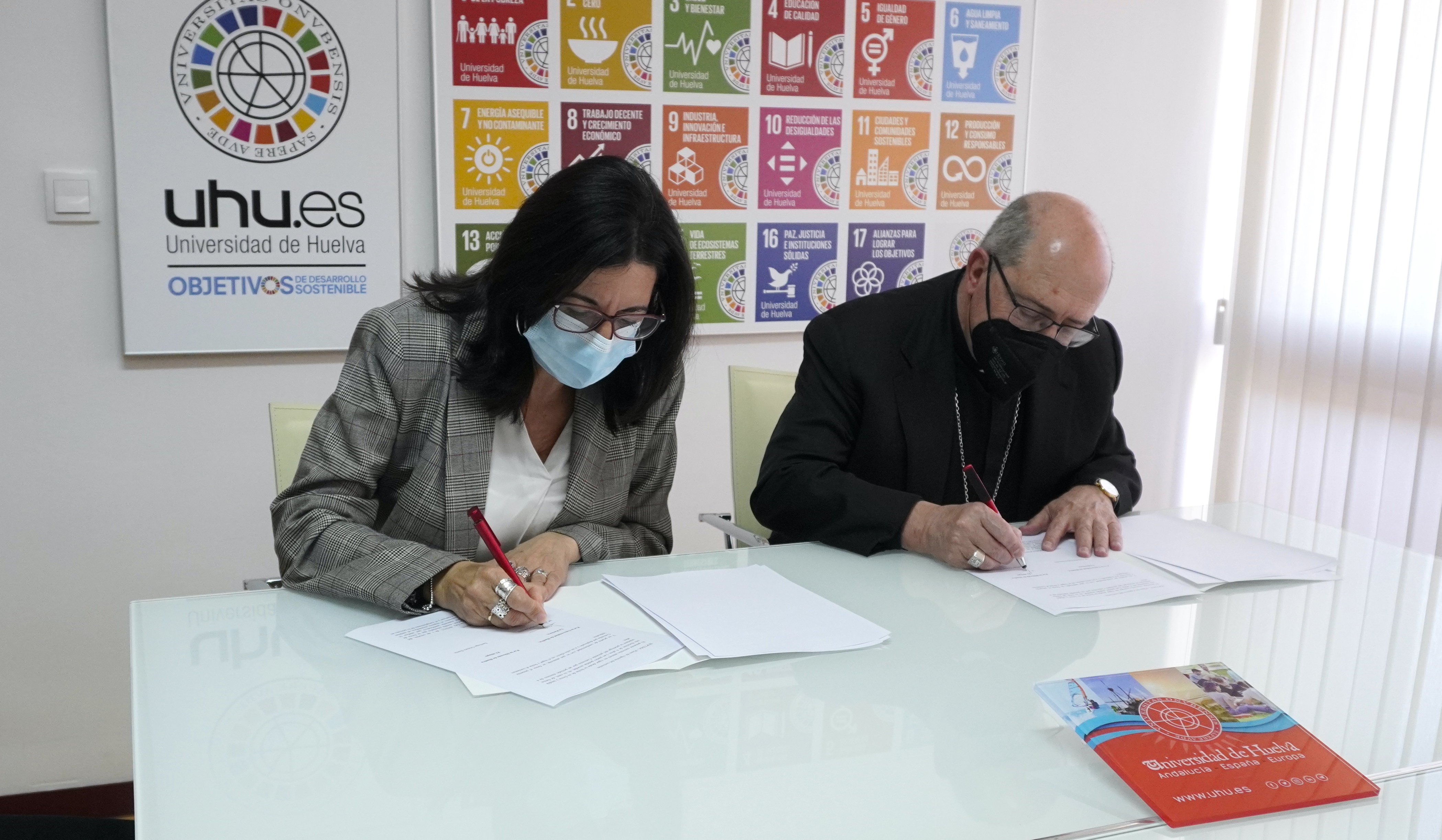 Firma del convenio entre la UHU y la Diócesis de Huelva