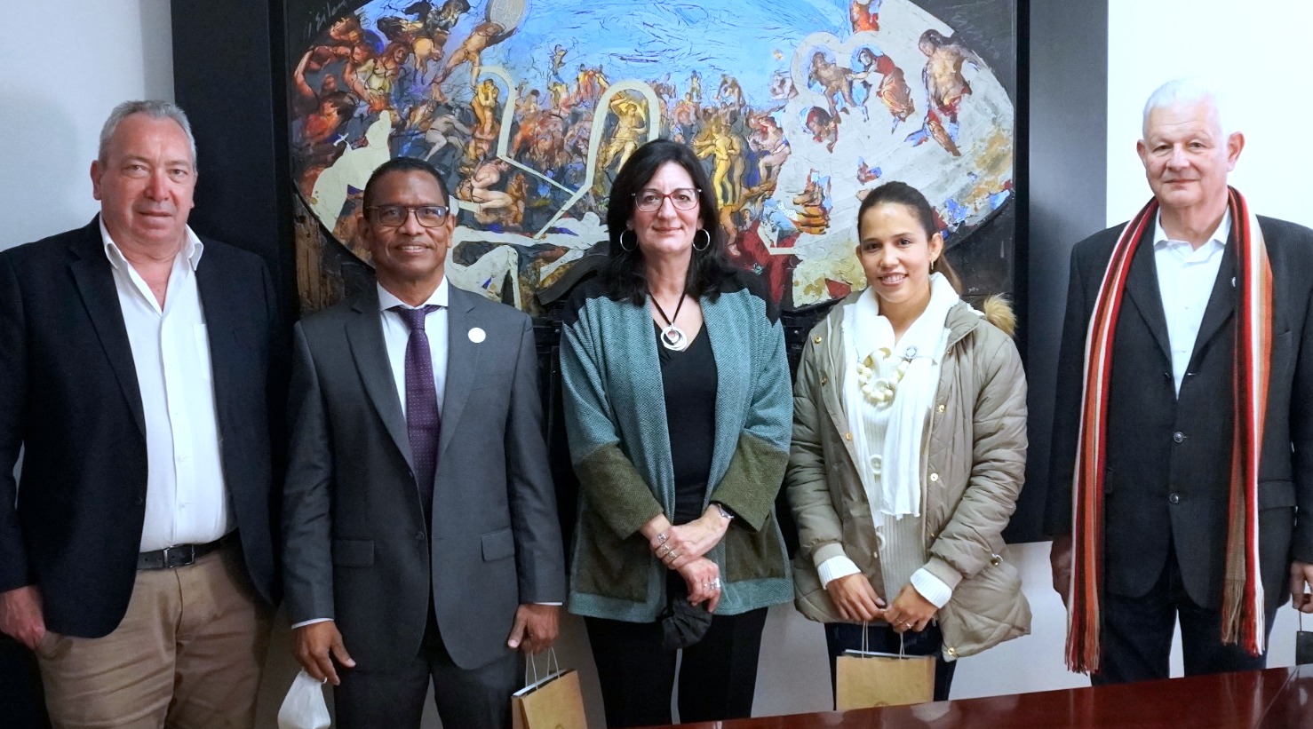 Investigadores posan junto a la Rectora