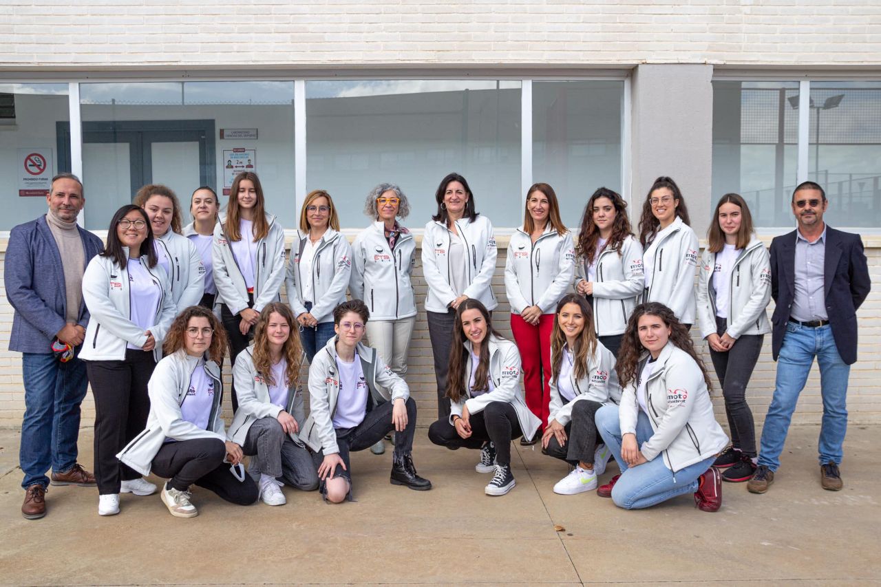 Integrantes del equipo Motostudent con la rectora y la vicerrectora de estudiantes