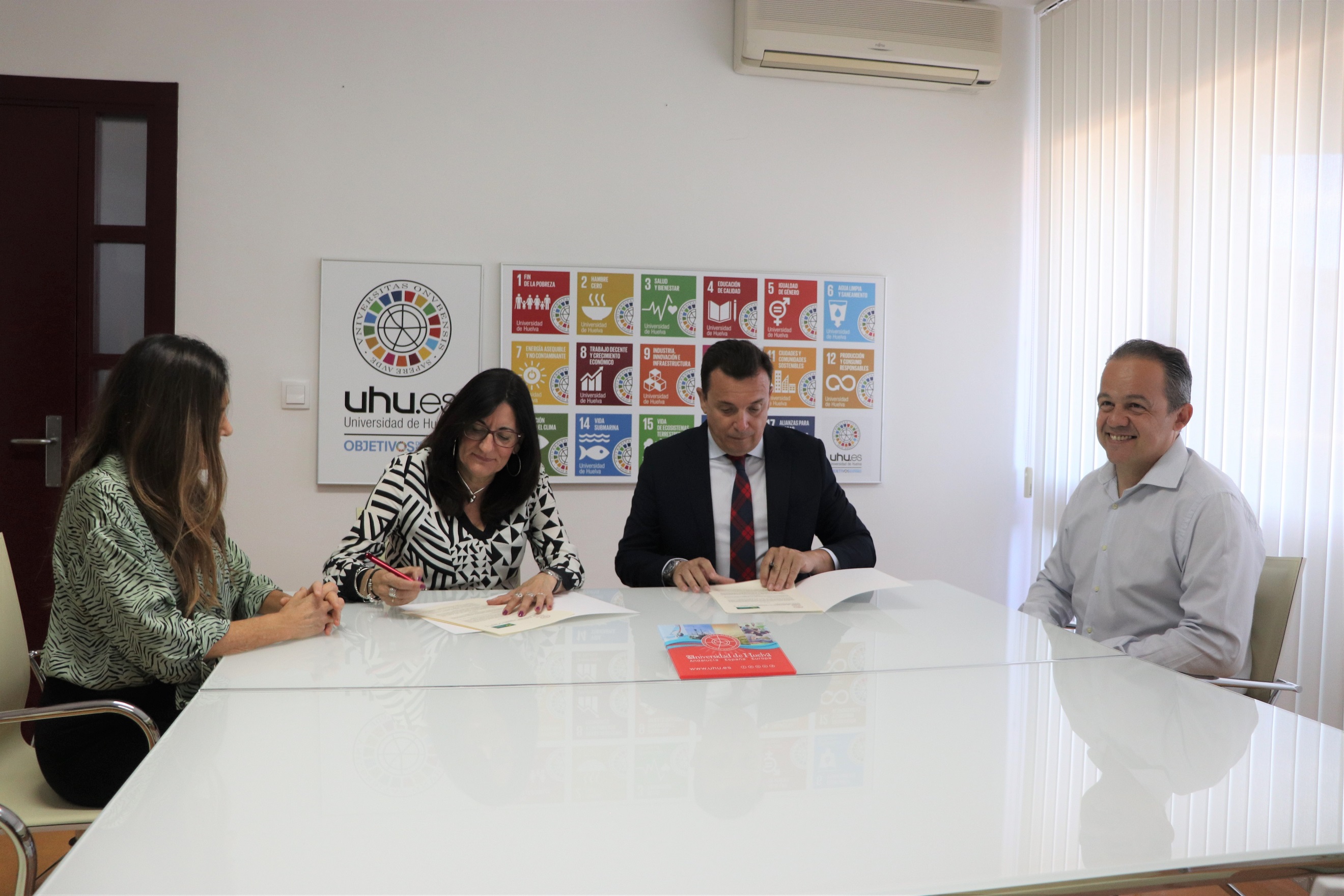 Fotografía de la firma del convenio