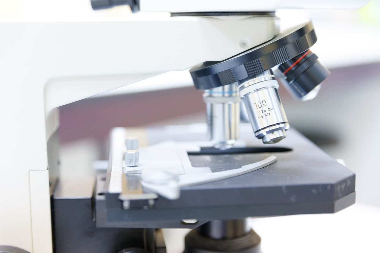 Fotografía de un microscopio