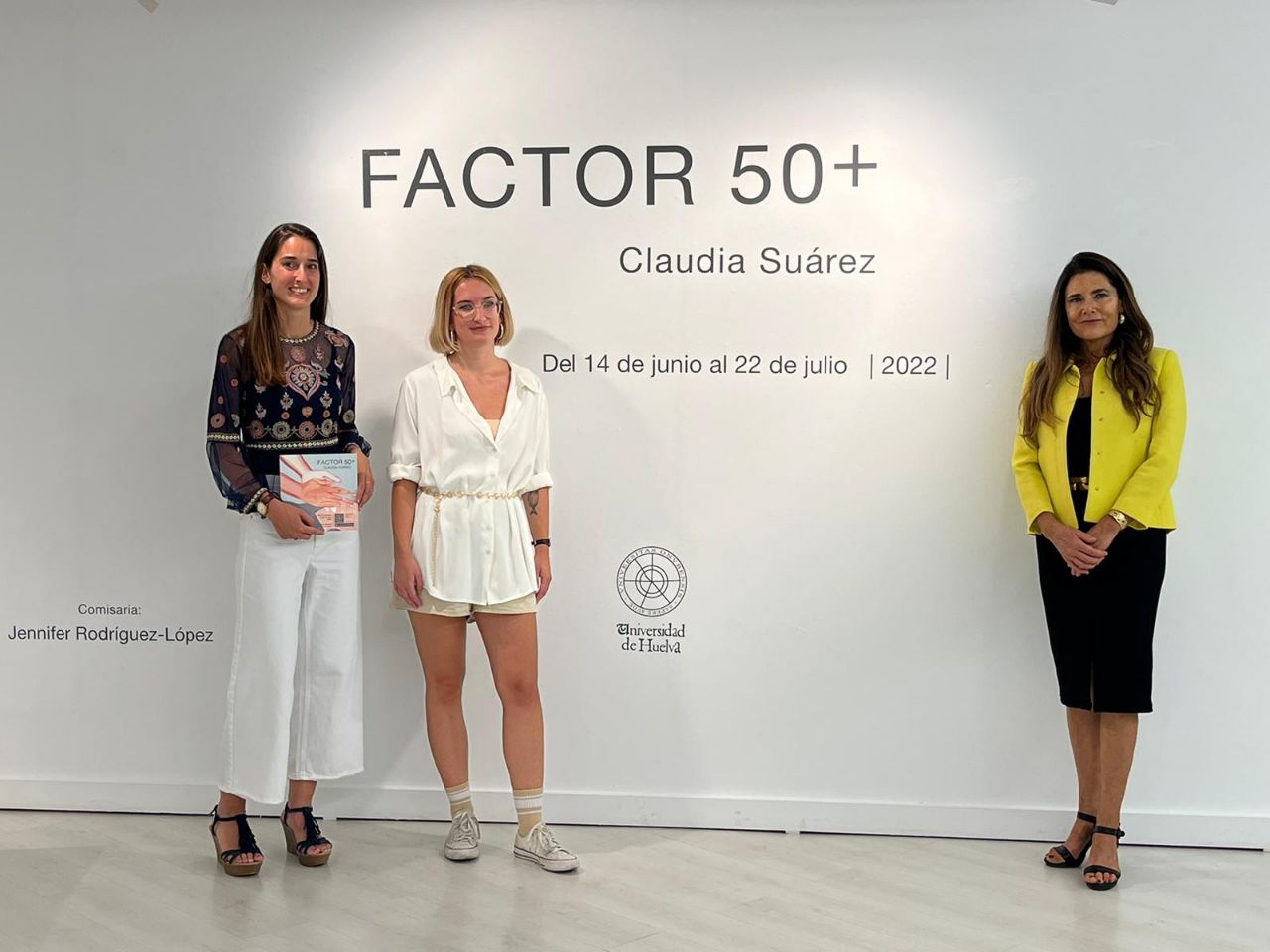 Fotografía de la autora, Claudia Suárez, la comisaria de exposición, Jennifer Rodríguez, y la vicerrectora de Proyección Social y Universitaria, Joaquina Castillo