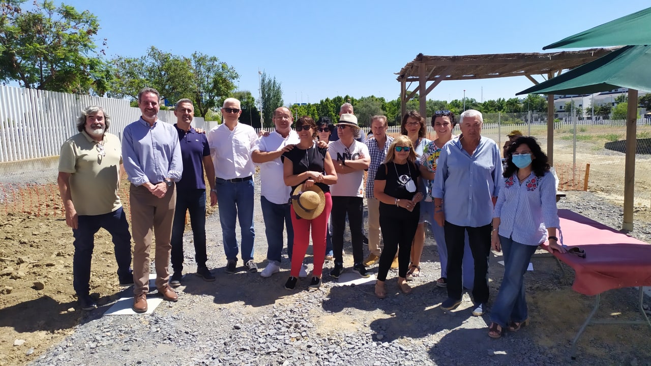 Asistentes a la inauguración del huerto de la UHU