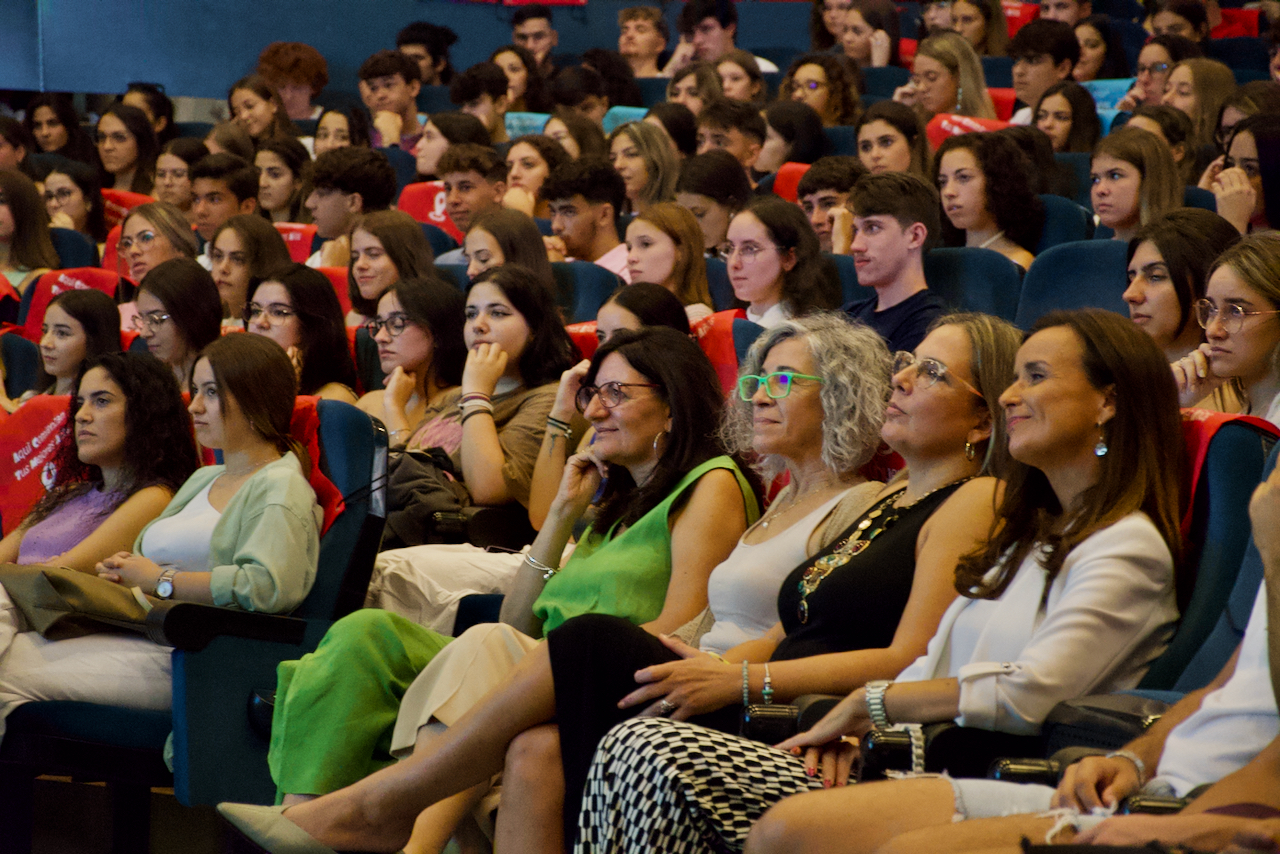 La rectora y la vicerrectora de estudiantes de la UHU en el acto de bienvenida