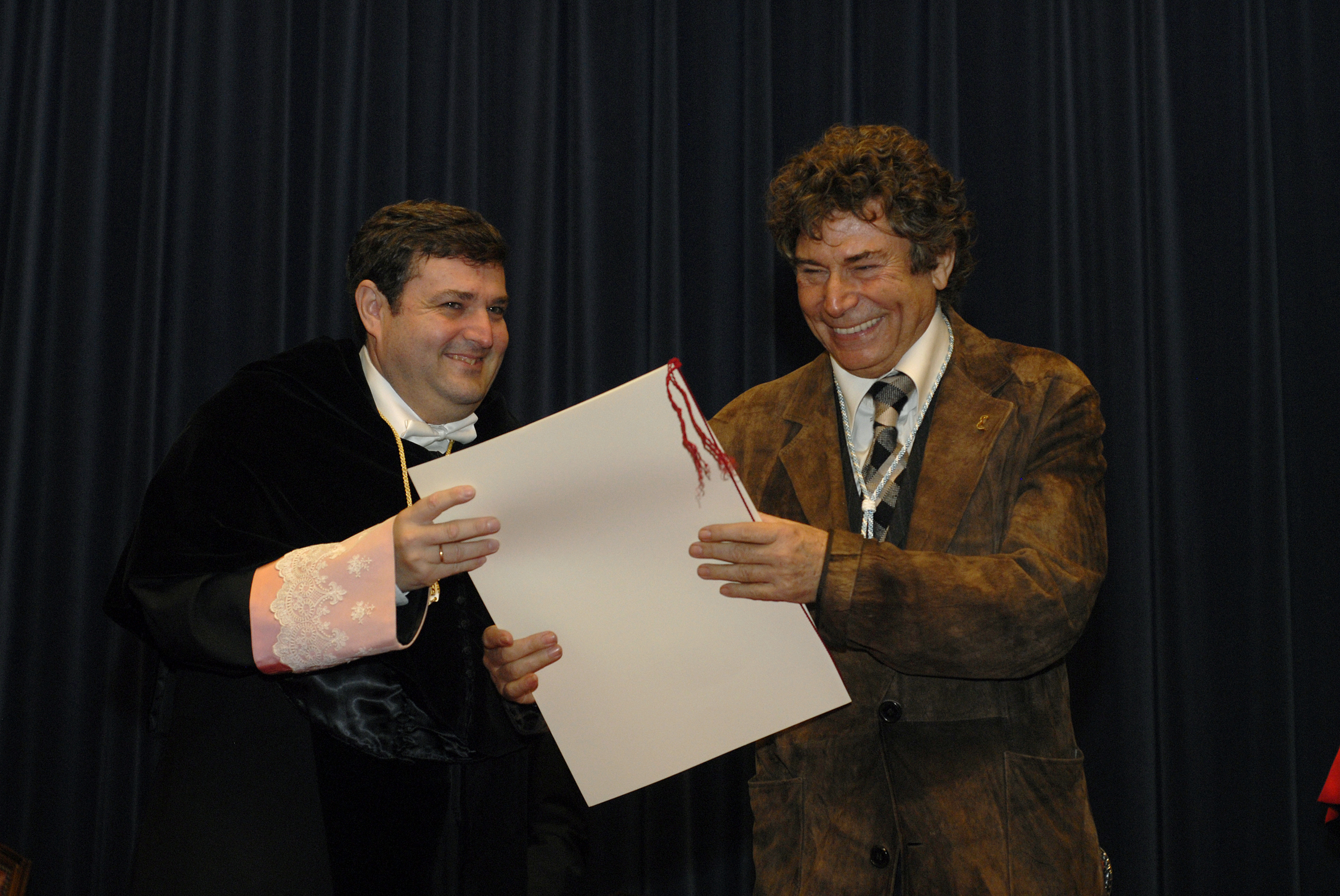 El periodista Jesús Quintero recibe la medalla UHU