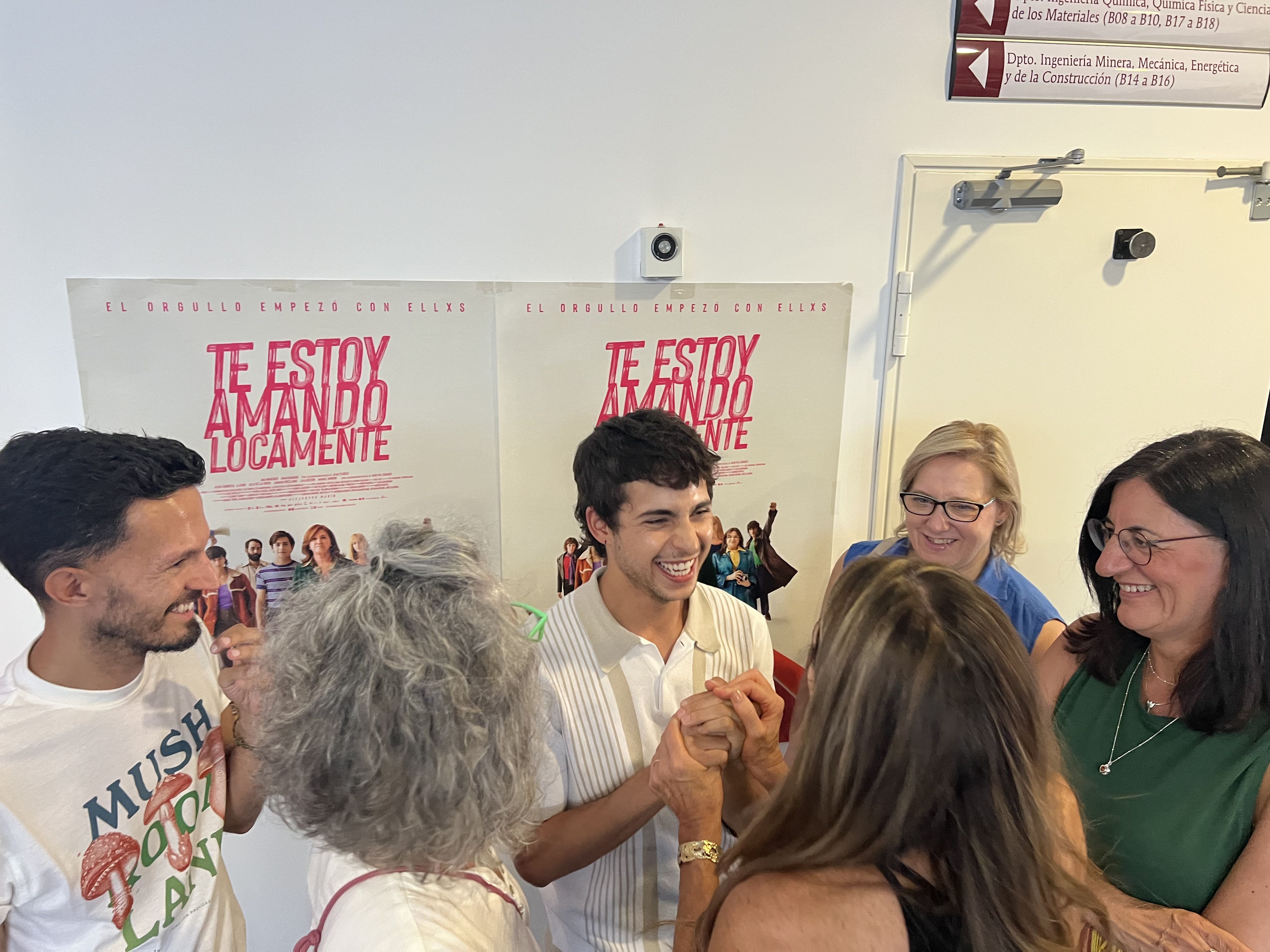 Omar Banana con la rectora María Antonia Peña