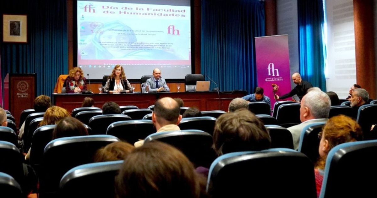 La Facultad de Humanidades celebra su día premiando a los estudiantes con mejores expedientes, TFG y TFM