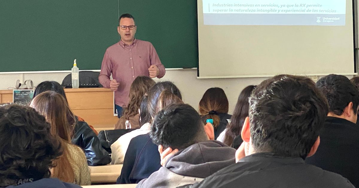 Profesor explicando a alumnos durante el programa formativo de realidad virtual en turismo