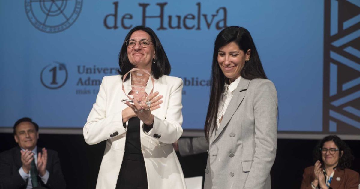 La rectora de la Universidad de Huelva, María Antonia Peña, recibiendo el premio Transparentes 2024