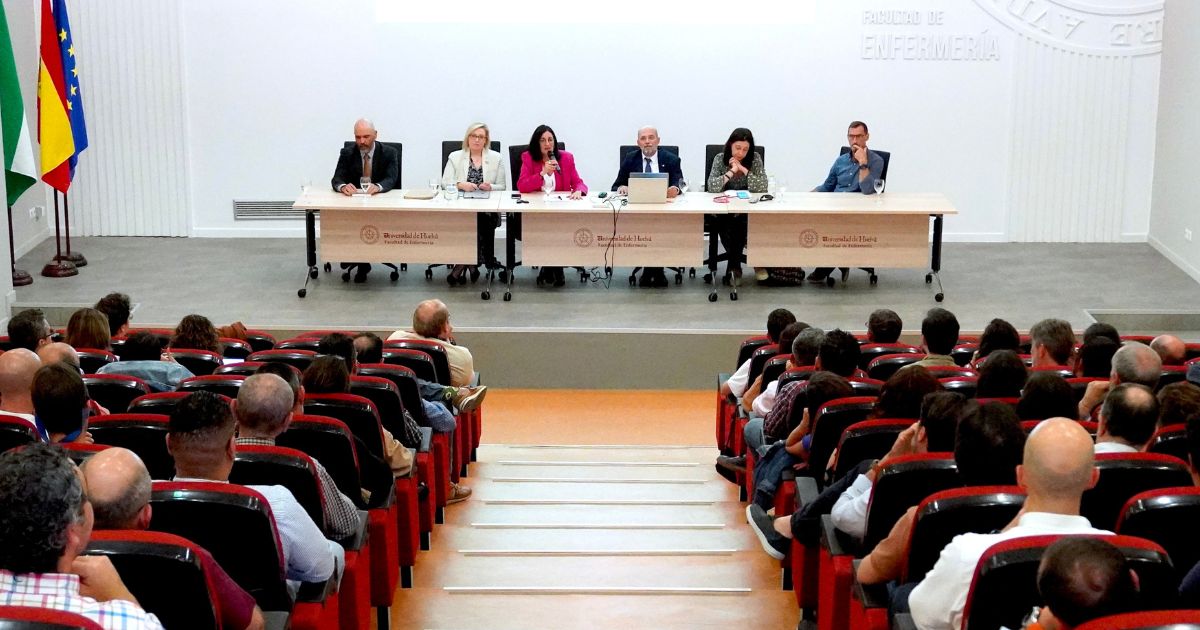 La rectora agradece el apoyo del Colegio de Médicos para la implantación de Medicina en Huelva