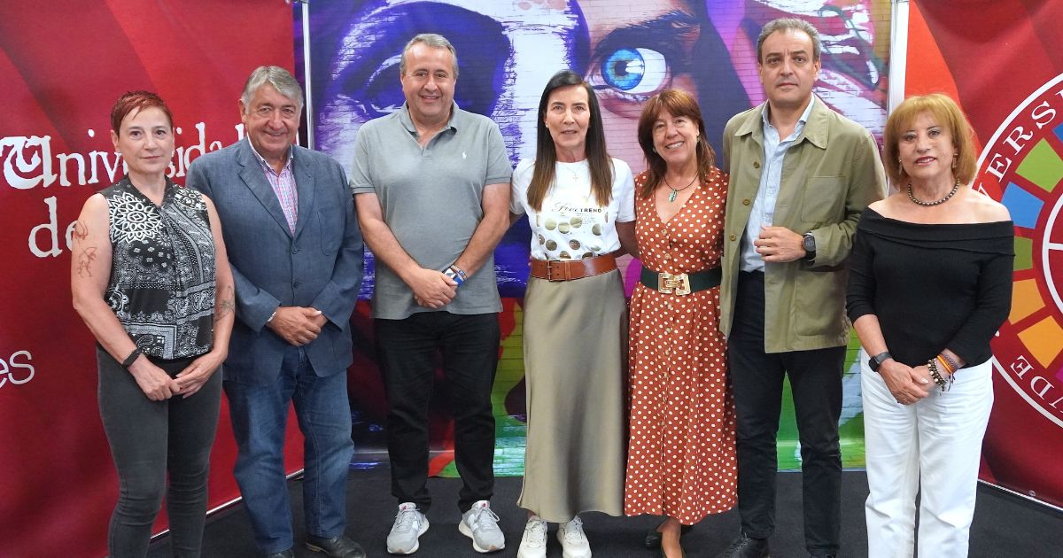 Alumnos del Aula de la Experiencia disfrutan de la movilidad interuniversitaria en Oviedo