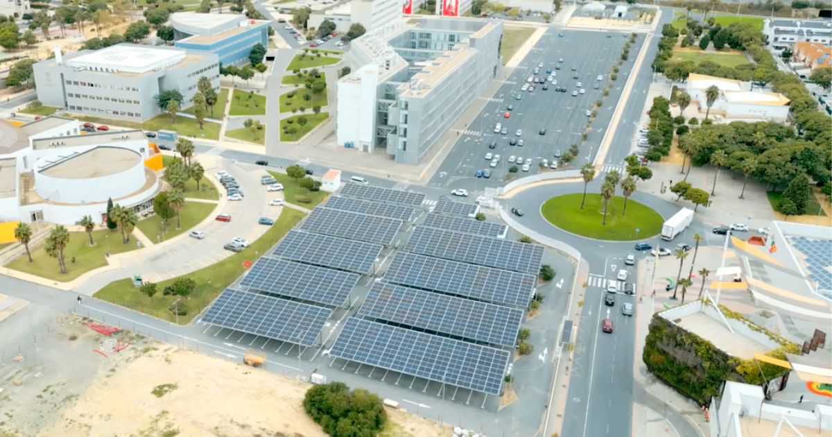 Las obras de las marquesinas fotovoltaicas del campus de El Carmen, en la última fase del proyecto