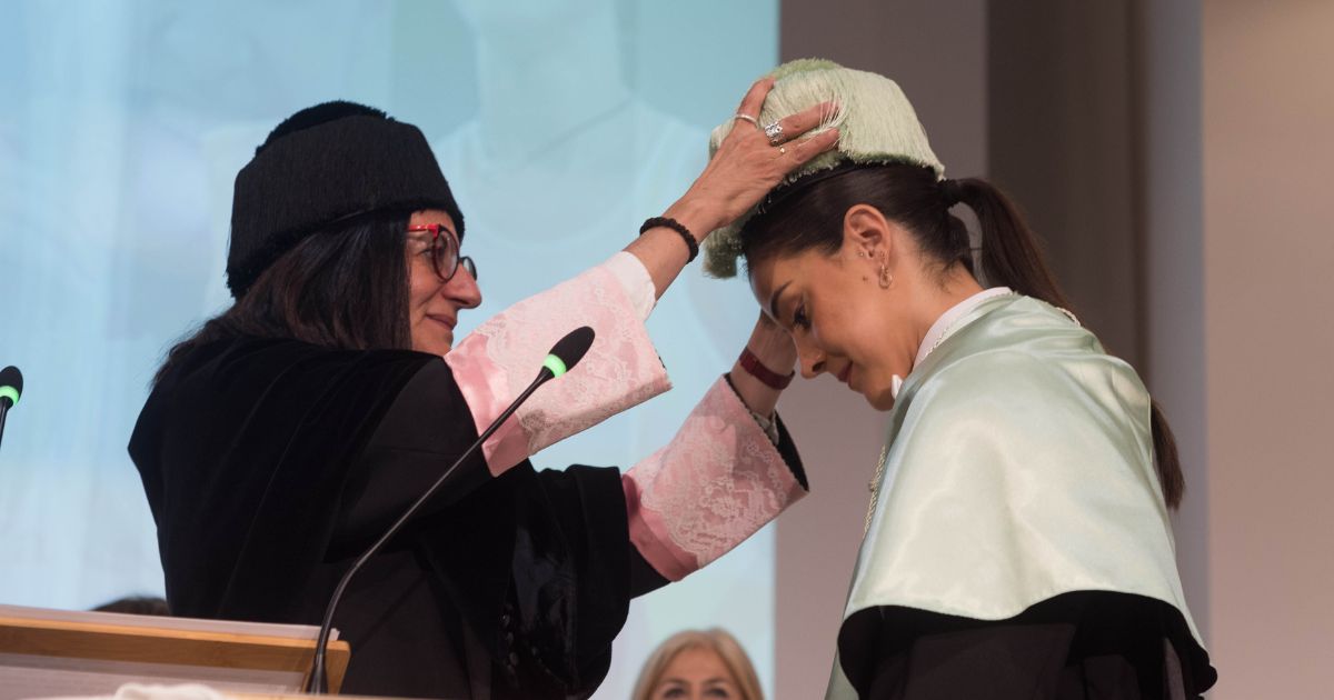 Carolina Marín vive un “momento único” al ser investida Doctora Honoris Causa por la UHU