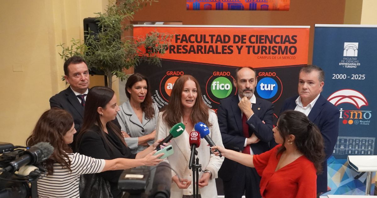 La Facultad de Ciencias Empresariales y Turismo celebra el día de La Merced premiando a sus estudiantes mas destacados