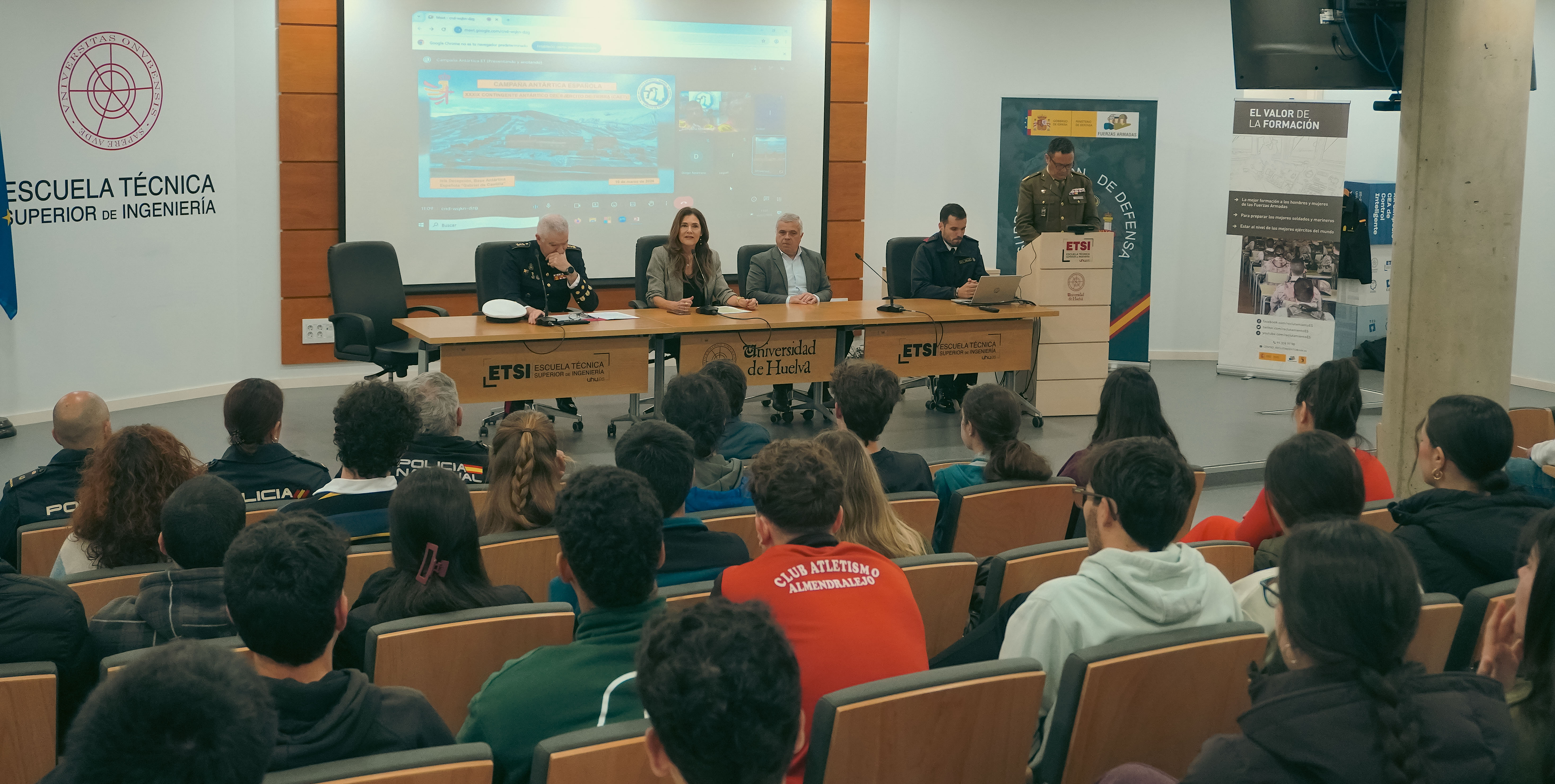 Conexión Huelva-Antártida: el alumnado de la UHU dialoga con la base española en el continente blanco
